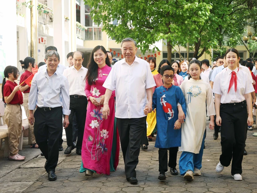Party General Secretary visits two schools for students with disabilities in Hanoi