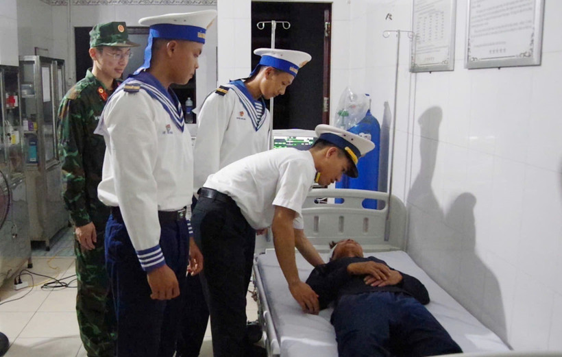 Injured fisherman in Truong Sa receives timely medical operation