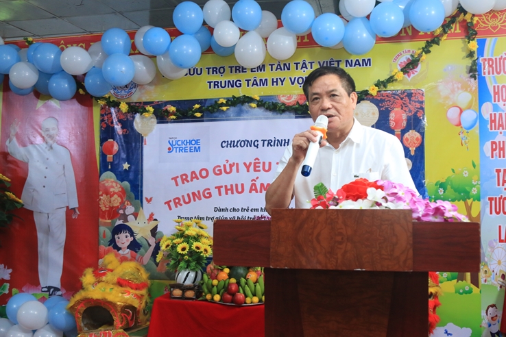 Giving Mid-Autumn gifts to children in special circumstances in Hai Phong City