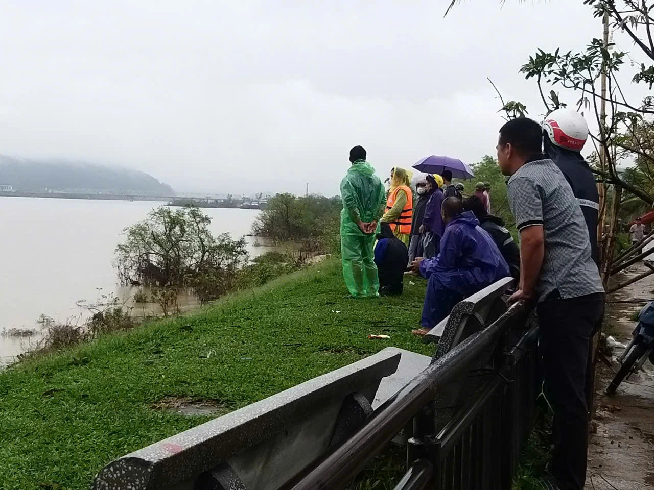 The case of a father jumping off Ben Thuy bridge with his two children The cause was revealed to be a long-standing marital conflict