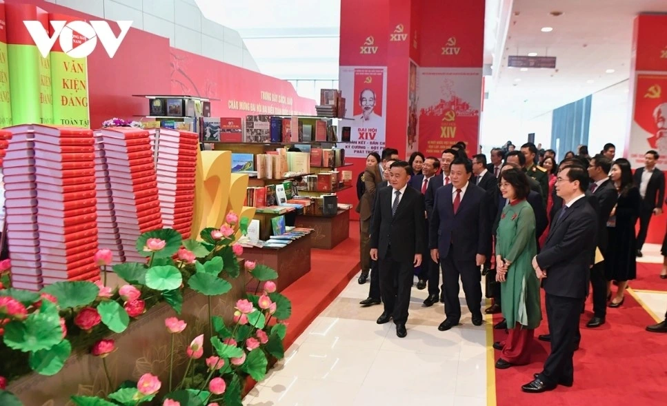 Leaders visit exhibition and attend special stamp release marking Party Congress