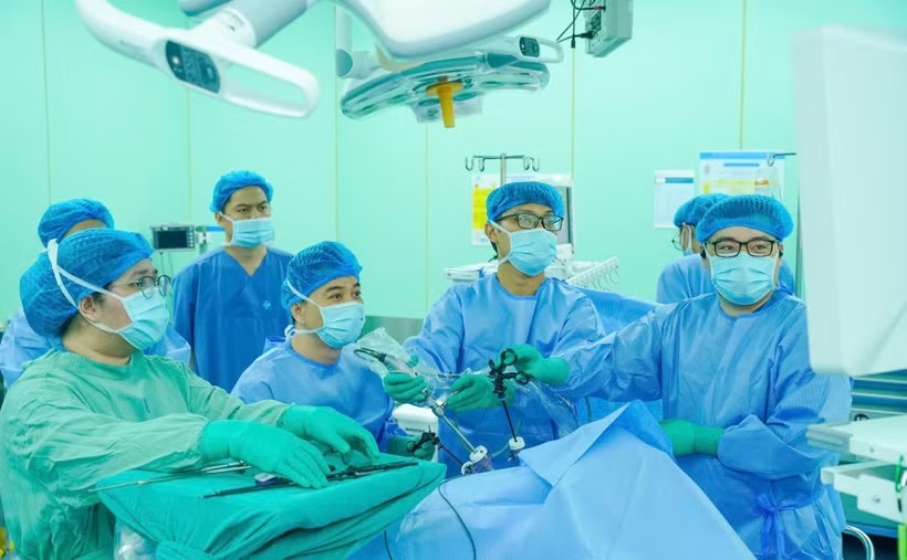 Indonesian patient travels to Vietnam for colorectal cancer surgery