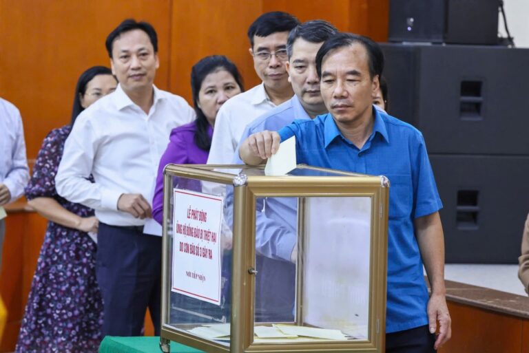 Mr. Ngo Sach Thuc, Chairman of the Vietnam Relief Association for Handicapped Children, and the delegates join hands to support the people affected by storm No. 3.