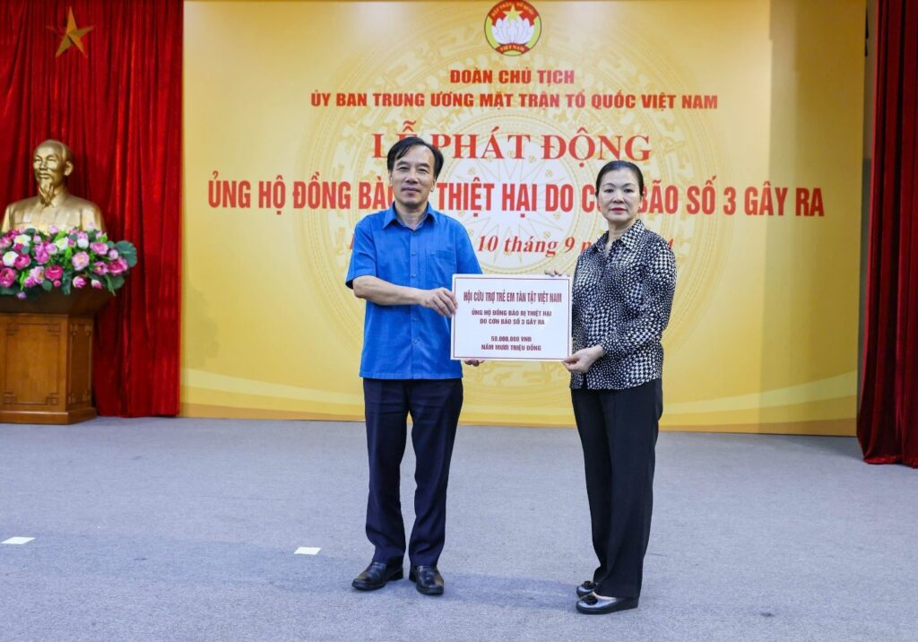 Chairman Ngo Sach Thuc, representative of the Vietnam Relief Association for Handicapped Children, presents 50 million VND to support the people affected by storm No. 3.