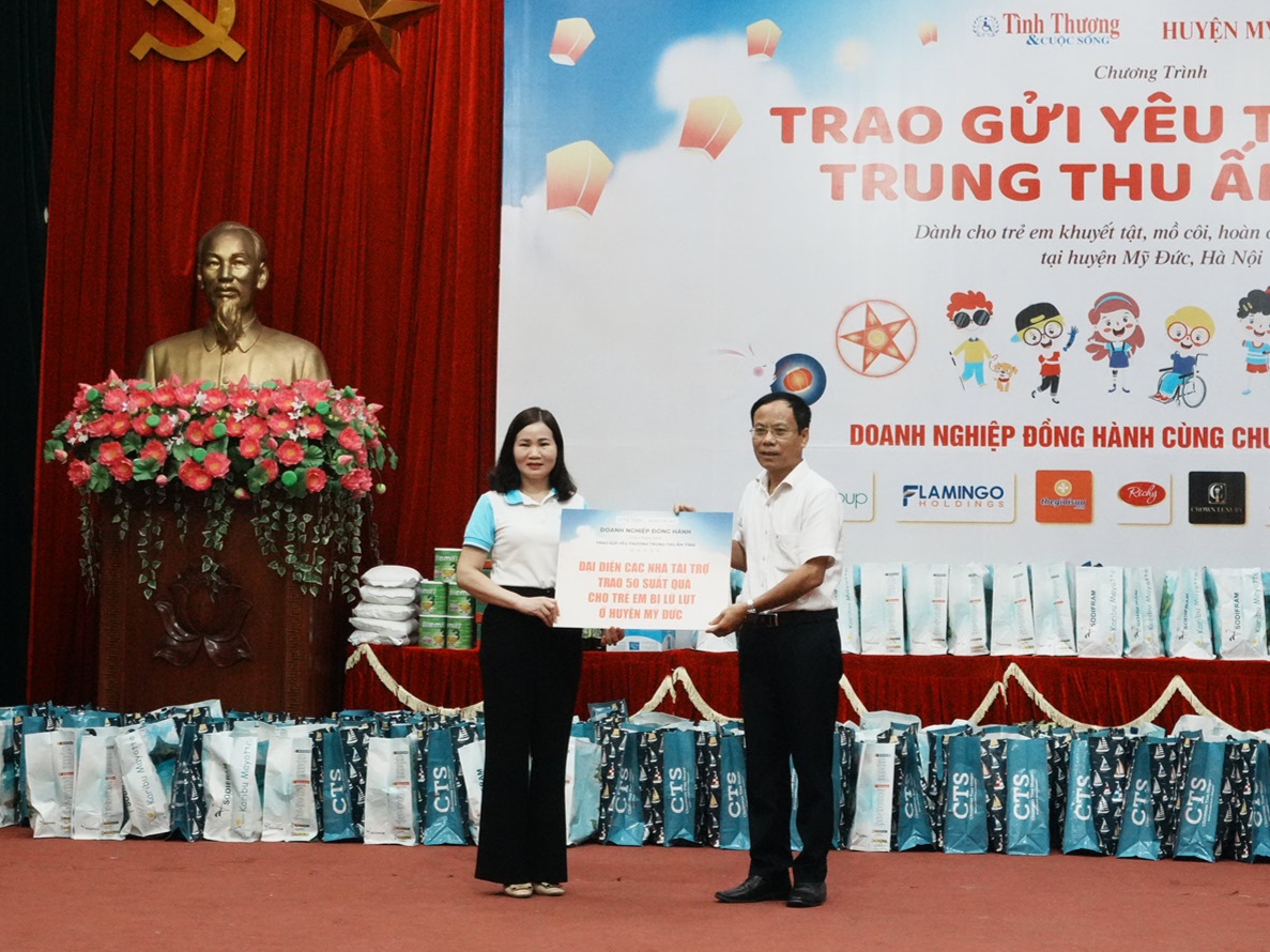 Ông Nguyễn Văn Minh - Phó Tổng biên tập Tạp chí Tình thương & Cuộc sống trao quà cho đại diện Hội LHPN huyện Mỹ Đức để chuyển tới trẻ khuyết tật vùng bão lụt