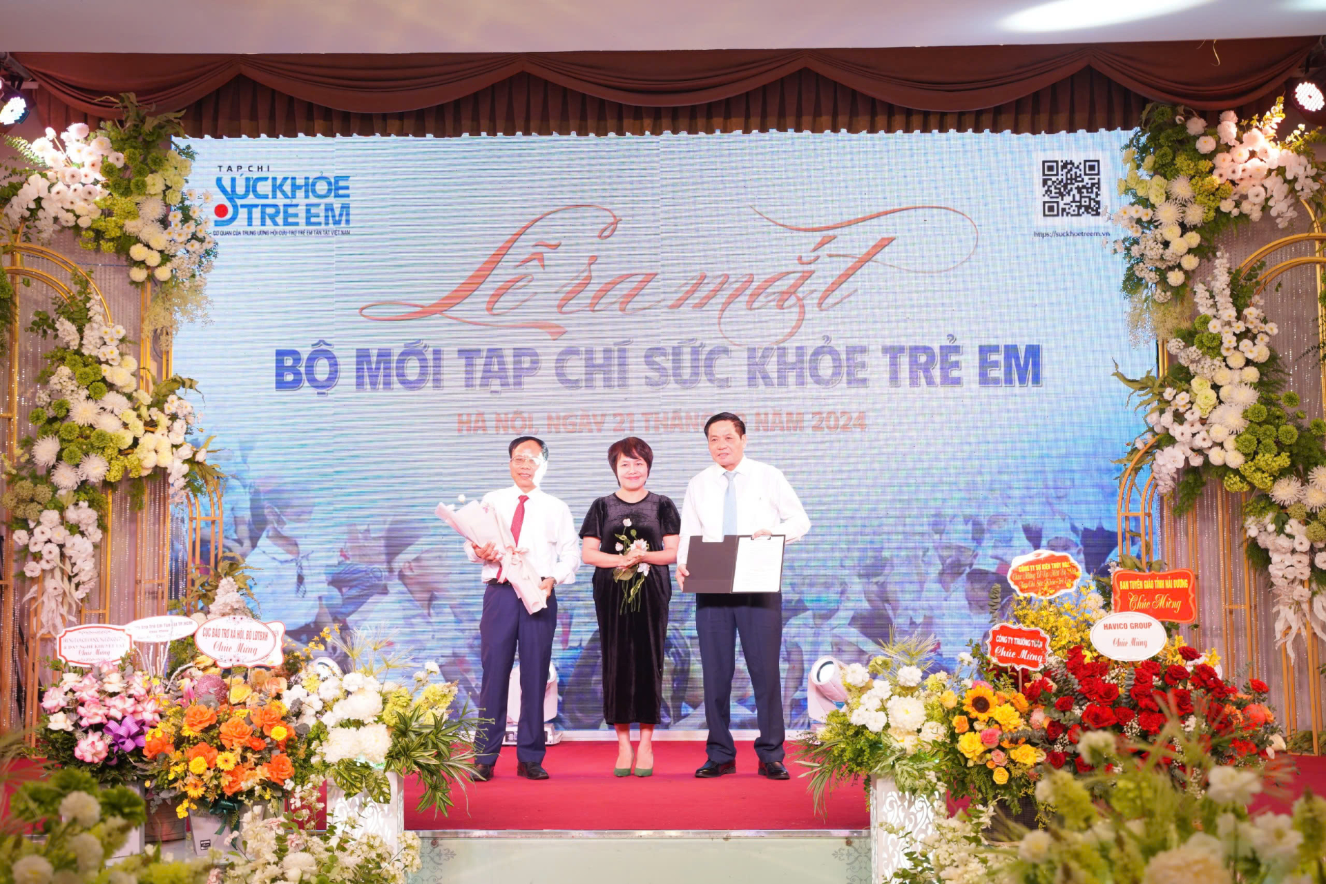 Ms. Dang Thi Phuong Thao, Deputy Director of the Press Department (Ministry of Information and Communications) awarded the Operating License to Children's Health Magazine.