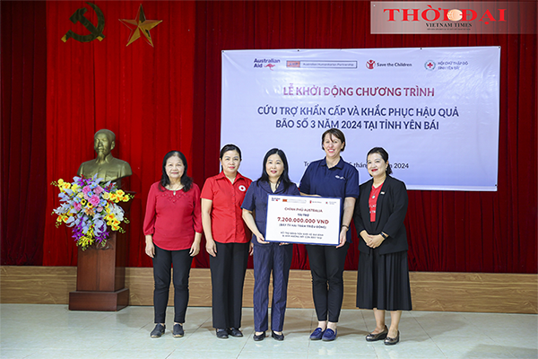 Representatives of Save the Children and the Yen Bai Provincial Red Cross Society present donations to people in Nga Quan commune, Tran Yen district, Yen Bai province. (Photo: thoidai.com.vn)