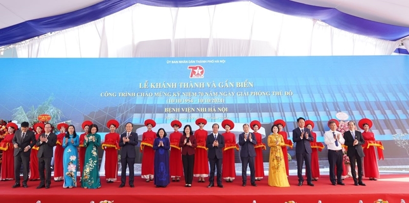 Delegates cut red ribbons to inaugurate the hospital (Photo: dangcongsan.vn)