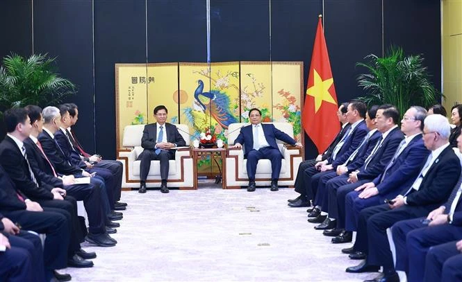 At the meeting between Prime Minister Pham Minh Chinh (R) and Chairman of the Guangxi Zhuang Autonomous Region Lan Tianli in Kunming, Yunnan, on November 6. (Photo: VNA)