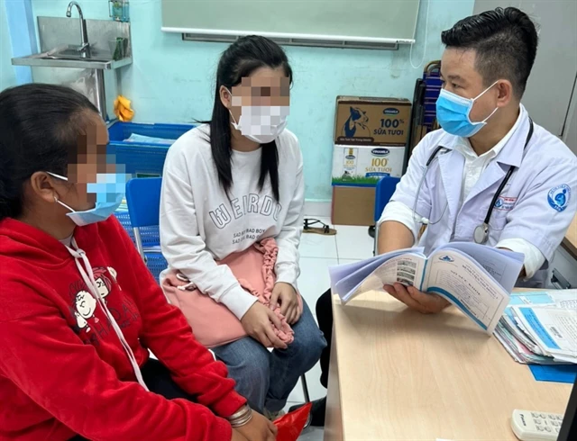 An adolescent patient with HIV receives a comprehensive medical evaluation and consultation from a doctor. (Photo moh.gov.vn)