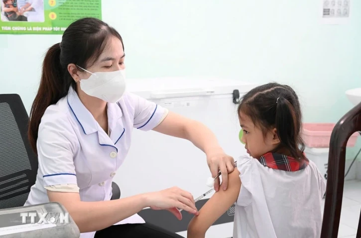 A nurse gives measles vaccine to a pupil. (Photo: VNA)