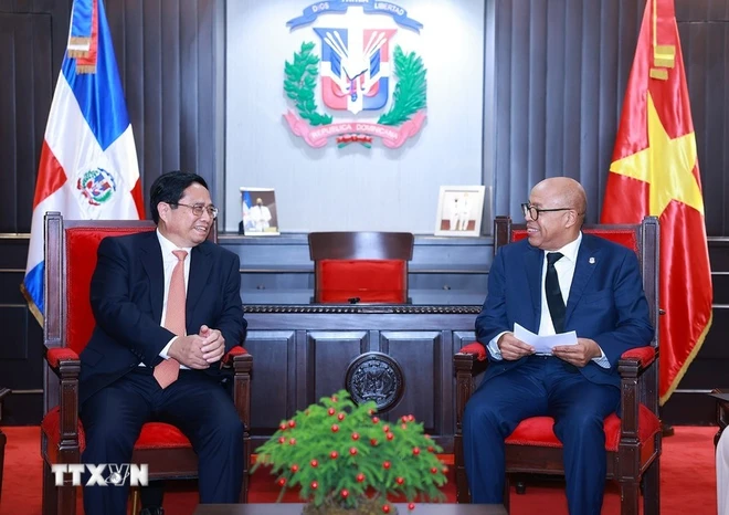 PM Pham Minh Chinh (L) meets with President of the Chamber of Deputies Alfredo Pacheco. (Photo: VNA)